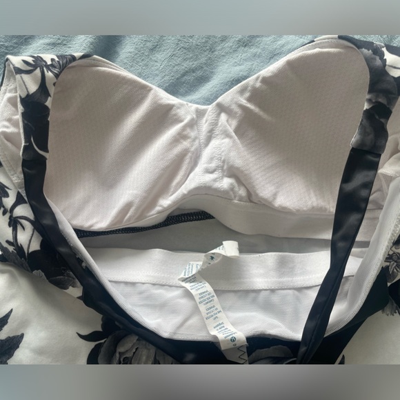 Black and White Flower Lululemon Tank - Picture 4 of 8